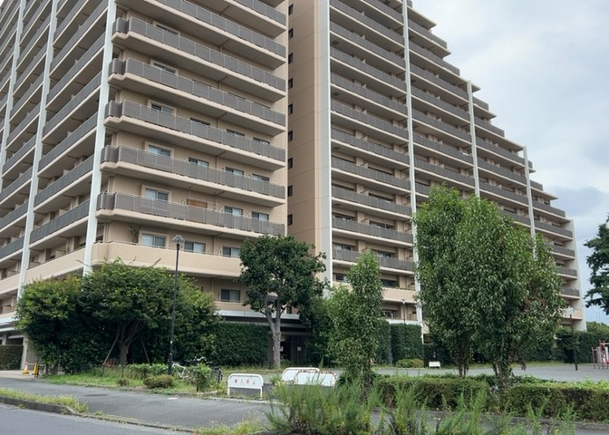外観はマンション管理がされているかの目安になります。築年数が古いと、壁面は劣化してひび割れが生じることも！建物が古びていても細かいところが修繕されていると、きちんと管理されているなぁと感じるでしょう。