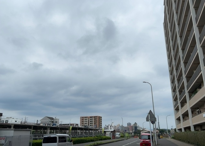 眺望の良さを楽しめるダイニングキッチンで家族団らんの時間を過ごしてはいかがでしょうか。バルコニーから見える景色を家族で眺める時間は、時間が経つのを忘れてしまいそうですね。是非、現地を見に行きましょう！