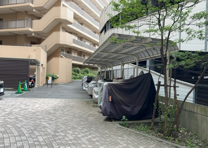 車一台あたりに必要なスペースは、標準サイズの普通自動車で横幅2m50cm、長さ5mは必要になります。ただし、乗降のことも考慮して横幅3m30cm、長さ5m50cmほどは確保できるところを選びましょう。