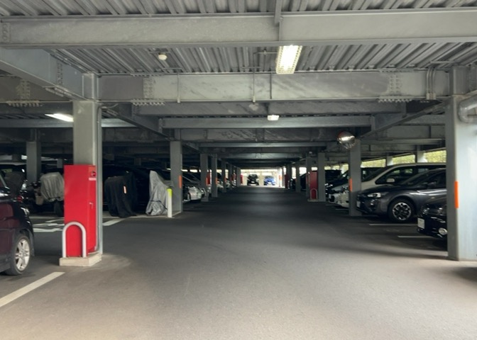 駐車場と明記されていても、最小スペースでつくられた駐車場だと大型車は駐車できなかったり、出入りしにくくなったりする可能性があります。お車のサイズと購入したい物件の駐車場のサイズを現地で確認しましょう。
