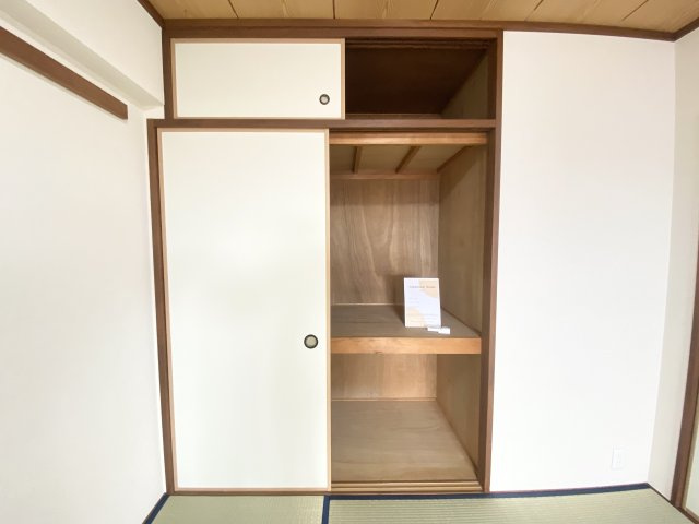 和室押入、お布団やその他も物も楽々収納できそうです♪天袋あり、広々活用してください♪