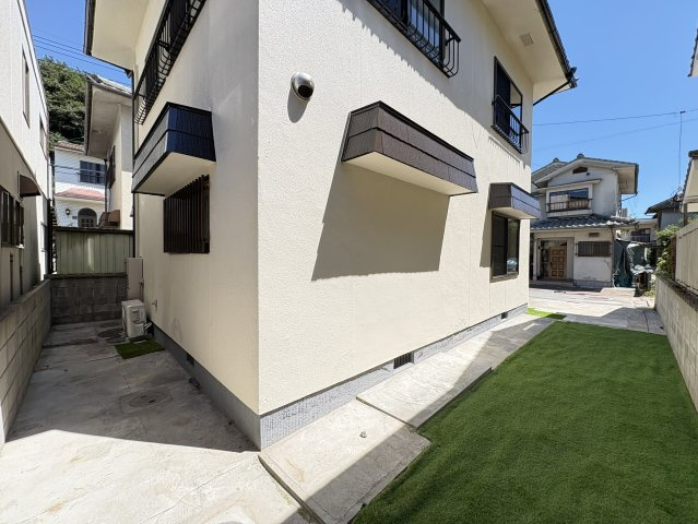 外壁塗装済みで、明るくすっきりとした印象に仕上がった住まい。建物周囲にはスペースが確保されており、室内だけでなく屋外にもゆとりを感じられます。窓が複数設けられているため、自然光や風を取り込みやすい。