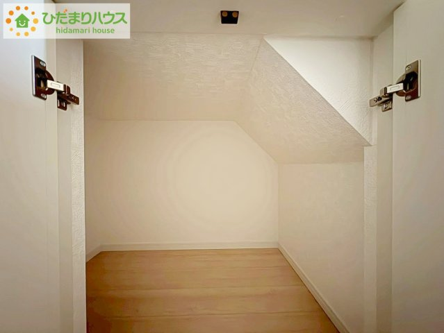 便利な廊下収納があるので掃除機や買いだめする洗面所用品はもちろん、箱買いしたペットボトルまでしまえます(^^)