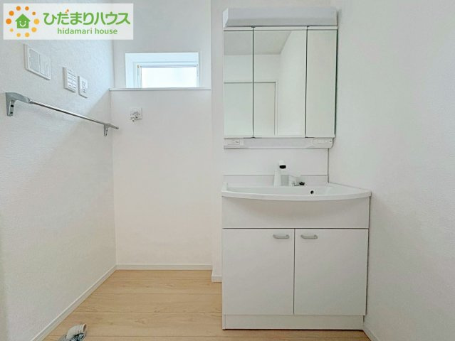 三面鏡の大きな鏡は憧れます(^^♪　鏡の後ろは収納となっていて、細かいものでも収納できるのでスッキリと整理できます！