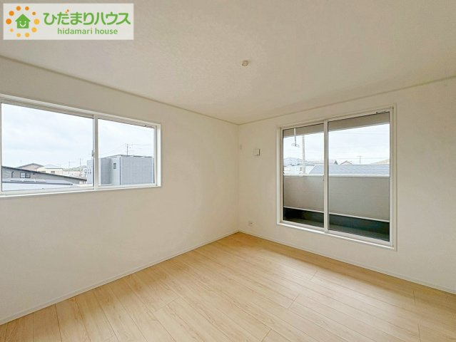 バルコニーに面していて、たっぷり光りの入る明るい主寝室です！