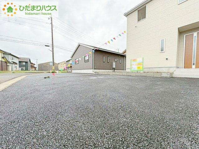 ゆったりとしたカースペースで、ファミリーカーや軽自動車もラクラク駐車出来ますね♪