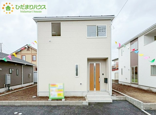 白を基調とした明るい印象を受ける外観です！