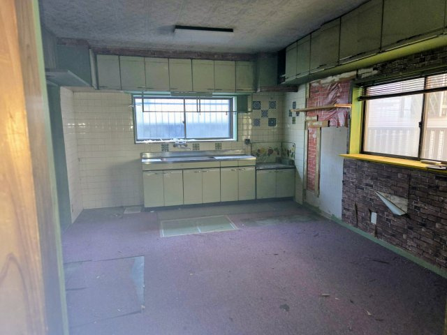 窓が多くて換気がしやすく、広い空間で料理を楽しめます。