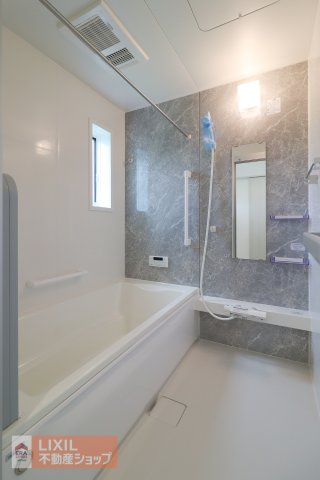 【浴室】一坪タイプの浴槽は、足をしっかりと延ばして一日の疲れを癒すことが可能です。浴室暖房乾燥機も完備しておりますので雨の日のお洗濯物はお風呂で乾かせますし、冬は暖房で暖める事もできるので便利です。