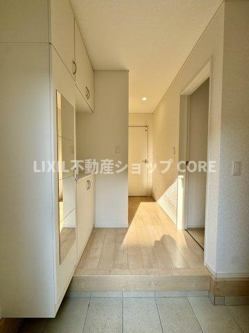 玄関ホールがスッキリ広々としていると帰る時も出ていく時も気持ちが良いものです！　
