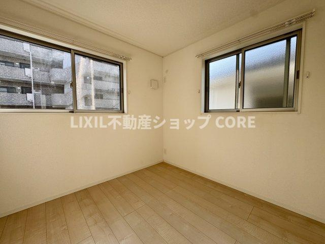 大きな窓からは快適な光を取り入れ、通気性能を上げる事で居心地の良い空間を演出します。　