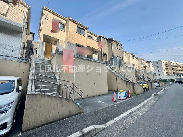 前面道路は閑静な住宅地をはしる車通りの少ない道路。お車の出し入れが苦手なママや小さなお子様にも安心　