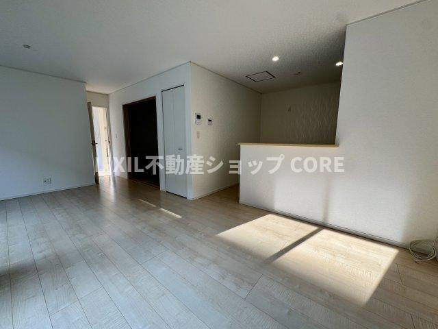 広々したリビングは家族だんらんの時間が自然と増えそうなこだわりの空間です。　