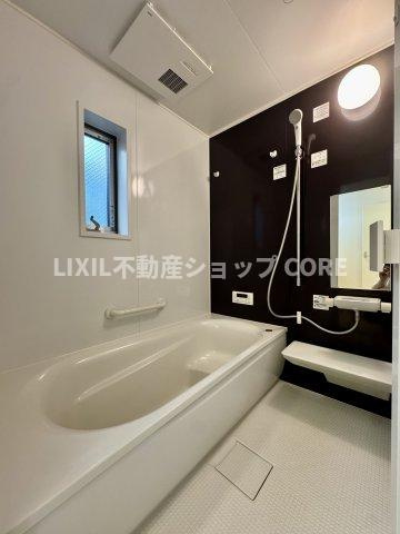 一日の疲れを癒す浴室は広々1坪以上！雨の日のお洗濯にも大活躍な浴室乾燥機付！　