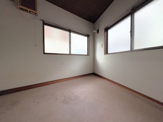 ◆二面採光で、陽差しを長時間受ける事が出来る暖かい室内です。もちろんペアガラスなので、遮音性にも優れ、結露も発錆しにくい構造。サッシ周りのカビが発生しにくくなります。