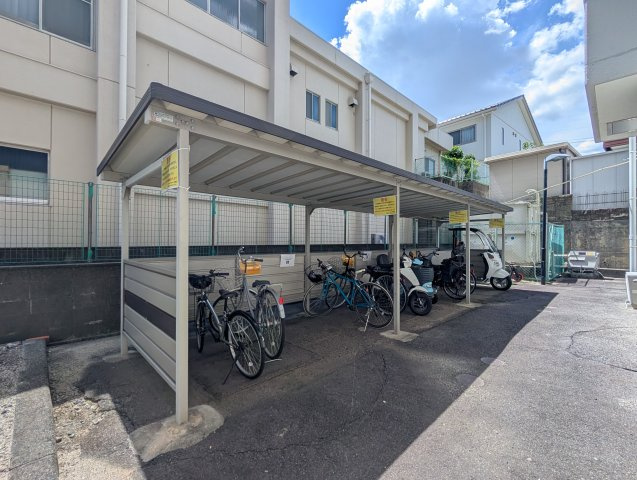 屋根付き駐輪場使用料250円/月、バイク置き場使用料500円/月！