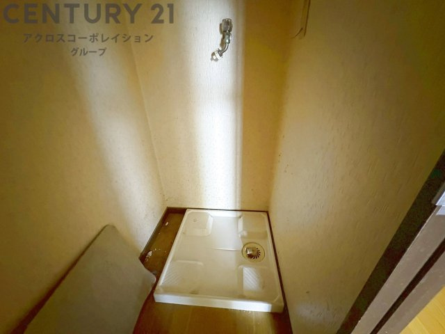 洗濯物の仕分け作業がしやすく、整理整頓が容易になります。洗濯音や湿気を他の部屋に持ち込まず、生活環境を快適に保ちます。上部を活用すれば収納スペースを確保でき洗剤や洗濯用品の整理もしやすくなります。　