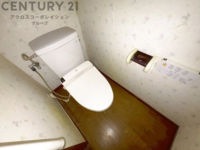 温水洗浄便座付トイレは温水洗浄機能により、暖かい水でおしりを洗浄することができ、冷たい水を使う従来の便座に比べ、温水洗浄機能で暖かいトイレを提供し、快適な使用を可能にします。　