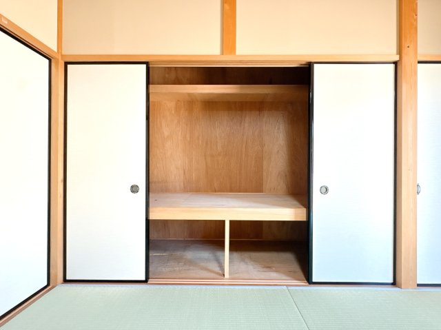 北西側和室の収納になります♪