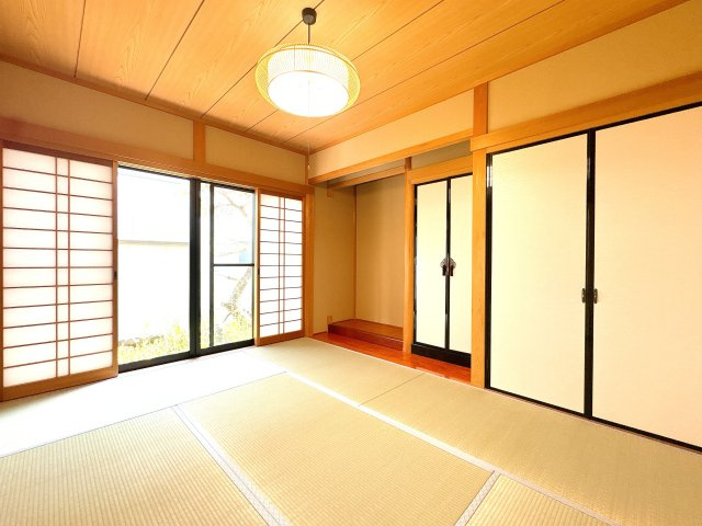 1F6帖の南西側和室になります♪