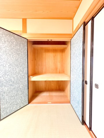 南西側和室の収納になります♪
