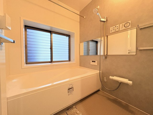 1日の疲れを癒すバスルーム。浴室乾燥機が備わり、天候を気にせず洗濯物を干すことが可能です。