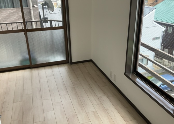 寝室でゆっくりと過ごすためにはベッド周りの適度な空間を担保することや窓の位置、照明の明るさ、寝室の広さなどを考える必要があります。自身や家族の構成とライフスタイルに併せて寝室にする部屋を選びましょう！