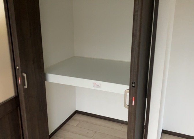 デザイン性を重視しすぎて収納が少なかった！なんてことにならないため、事前に現地で収納の数を確認しておくことをお勧めします。クローゼット以外にも床下収納や屋根裏収納、パントリーなどもチェックしましょう。