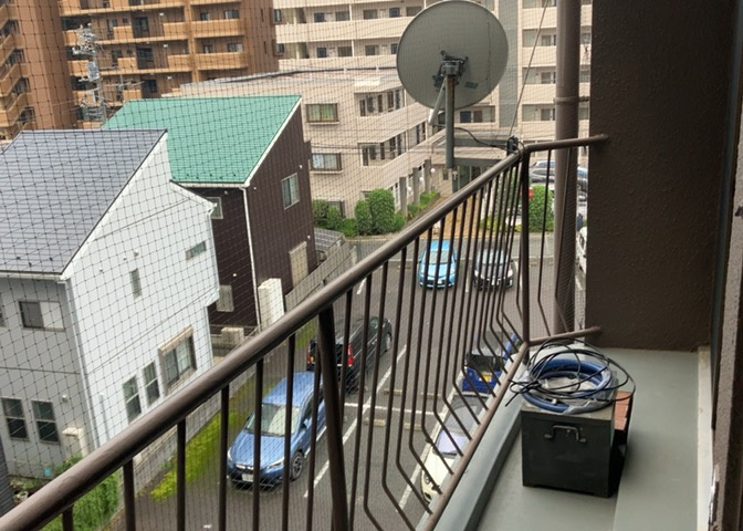 バルコニーは、室外の専用スペースのうち、「屋根がなく開放された空間」であるものを指します。ベランダより広いタイプのものが多く、日当たりもよいため家庭菜園などを楽しみたい人にとって適した環境となります。