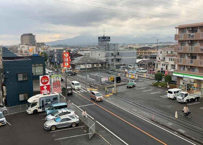 眺望の良さを楽しめるダイニングキッチンで家族団らんの時間を過ごしてはいかがでしょうか。バルコニーから見える景色を家族で眺める時間は、時間が経つのを忘れてしまいそうですね。是非、現地を見に行きましょう！