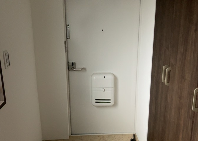 玄関は家の顔でもあり、家族以外の目にも止まる場所です。玄関は外との間を仕切る扉、靴などをしまっておく収納スペース、靴脱ぎのたたきスペース、来客とのやり取りをするドアホンなど複数のアイテムからなります。