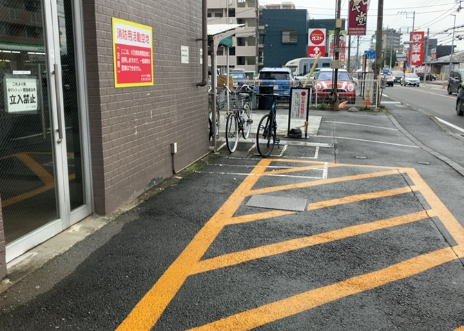 車一台あたりに必要なスペースは、標準サイズの普通自動車で横幅2m50cm、長さ5mは必要になります。ただし、乗降のことも考慮して横幅3m30cm、長さ5m50cmほどは確保できるところを選びましょう。