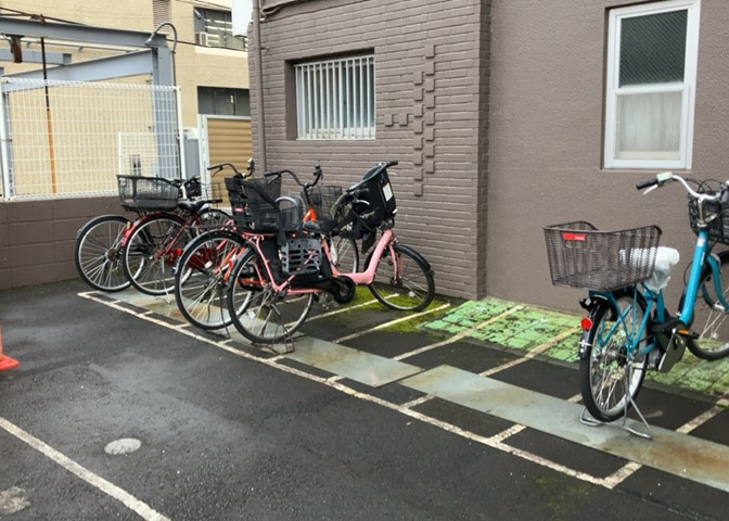 マンションの駐輪場は、事前に空きがあるか確認を取ると安心です。せっかく入居したのに駐輪スペースがない！なんてことになったら大変ですよね。そこで、内見時や購入前にはまず事前に確認しておくと良いでしょう。