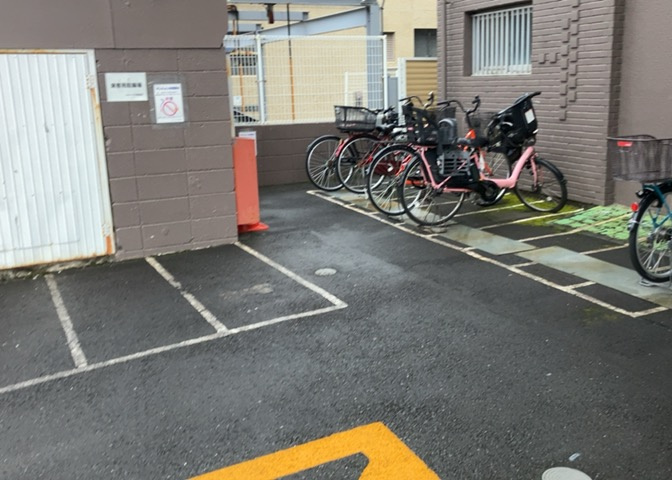 駐車場と明記されていても、最小スペースでつくられた駐車場だと大型車は駐車できなかったり、出入りしにくくなったりする可能性があります。お車のサイズと購入したい物件の駐車場のサイズを現地で確認しましょう。