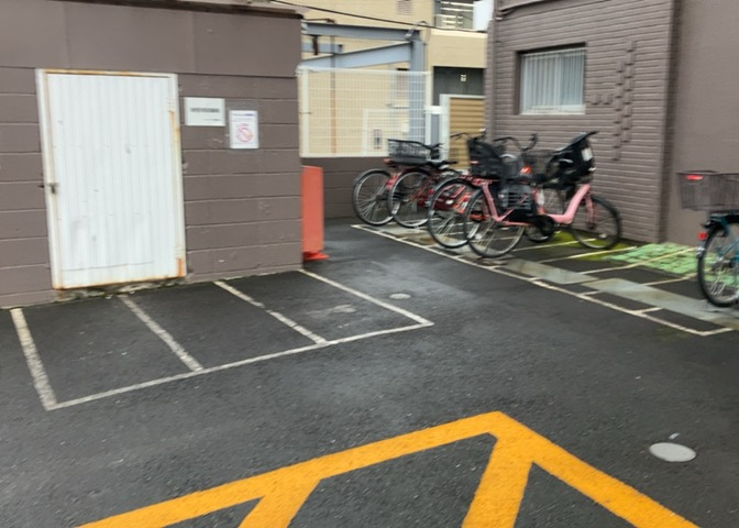 中庭（パティオ）とは、一つの建築物の内部に設けられた、壁などで囲われている庭のことを指します。コの字型、ロの字型が主流ですが、L字型の中庭もあります。最近では、インテリア性の高さからも人気があります。