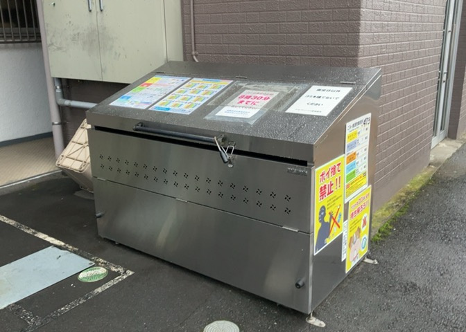 共有部分は、住民なら誰もが使える設備のこと。例えば駐車場やエレベーター、インターネット設備、セキュリティ設備などがあります。他にも、マンションの廊下・外部階段やエントランス・ゴミ置き場などがあります。