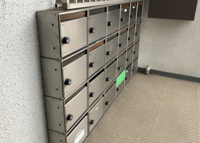 エントランス付近に設置されている集合ポストは、住んでいる部屋と離れているため、ポストをあさるなど誰かに何かされていても被害に気づきにくいです。入居する時には他人に特定されにくい番号で鍵をかけましょう！