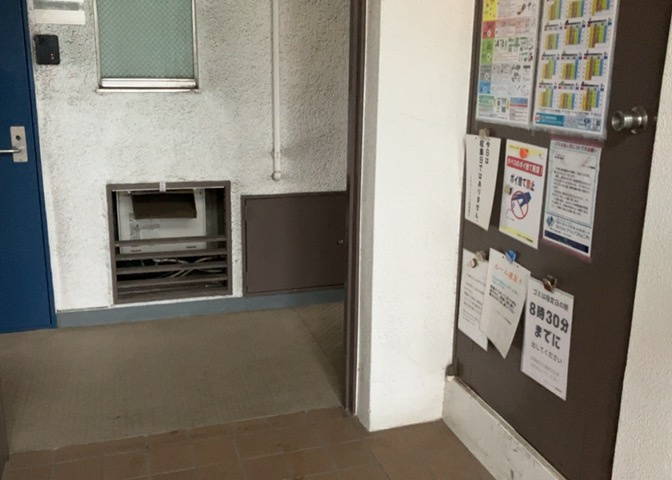 ロビーというと、エントランスと何がちがうの？と思いますよね。実はロビーとエントランスには明確な決まりはありません。物件によっては、エントランスを入って広がるある程度の広さのある空間がロビーとなります。