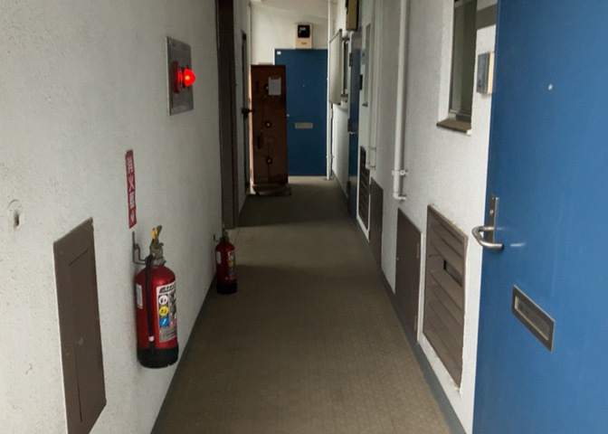 共有部分は、住民なら誰もが使える設備のこと。例えば駐車場やエレベーター、インターネット設備、セキュリティ設備などがあります。他にも、マンションの廊下・外部階段やエントランス・ゴミ置き場などがあります。