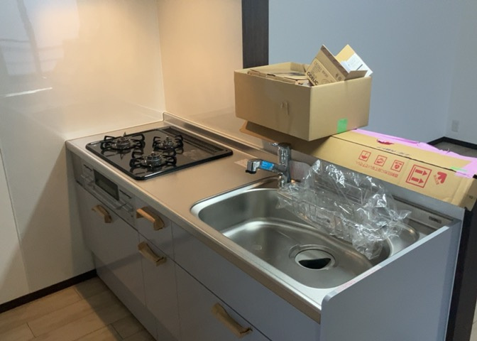 標準的なシステムキッチンの横幅は、165cm～300cm程度です。2100・2400・2550・2700などミリ単位で表記されます。普段どのように料理をするのかを想定しながら合ったサイズを選びましょう