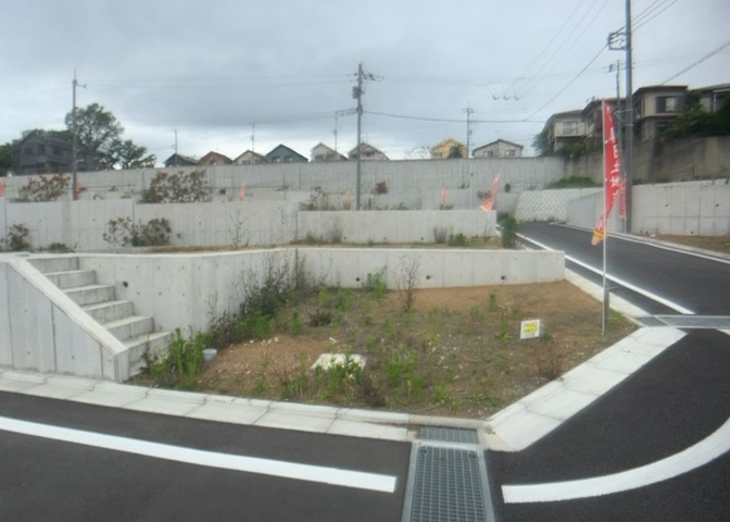 土地の形が極端に長細かったり、狭小地、あるいは道路との高低差がある傾斜地だった場合、後々売ろうとしても買い手がつかない場合もあります。後々、売却することになった時に価値の下がらない土地を選びましょう。