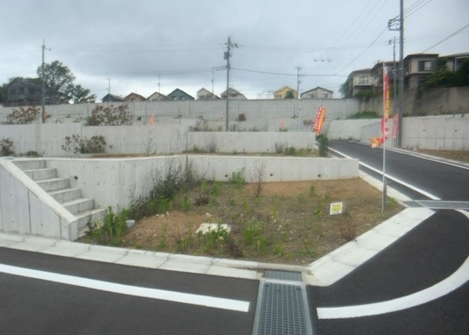 土地の面積＝住宅面積ではありません。建ぺい率の問題などで、土地のある場所によって住宅を建てられる面積は限られています。高さもしかり、「土地」という言葉の中には、建築条件も含まれると考えておきましょう。