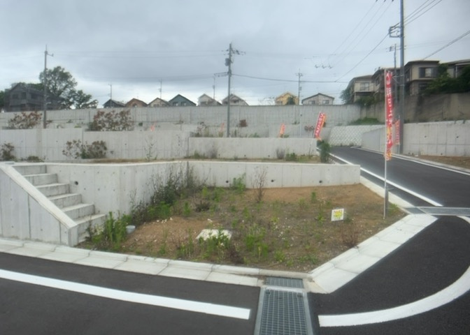 家を建てる場合、方位は要チェックです。現実的に日当たりのよい家ならばリビングは南側、建築基準法でも北側に当たる家への配慮は求められています。土地を見学に行く際は、方位磁針を持って行くようにしましょう。