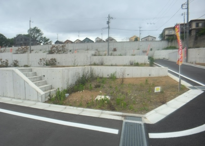 土地の前の道路に消火栓が設置されていることがあります。この場合、道路交通法第45条第1項により、駐車禁止の場所が指定されています。そのため、車庫などの駐車スペースをつくることができない場合があります。
