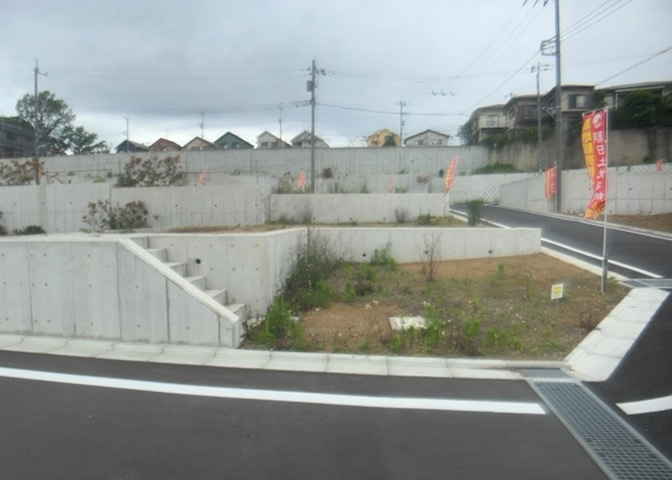 現地に行くなら、物件の周囲の地形がどうなっているかを見ることも大切です。周辺より低くなっている土地では、大雨などで水が集まりやすいため、地盤が弱くなっているということも考えられるため、注意が必要です。