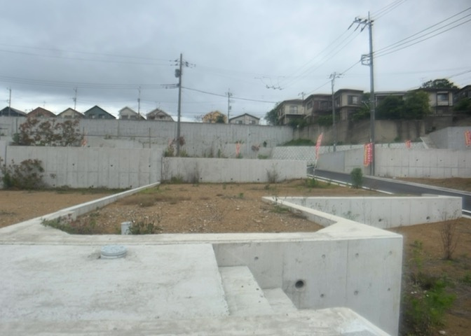物件の詳細については、現地を見てわかること以外に、役所や法務局などで調べないとわからないことがあります。そのため、現地に行く場合は、もしこの物件を買ったらどのような生活ができるかをイメージしましょう。