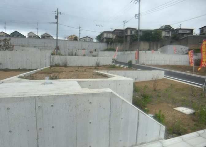 隣家の土地はどうなっているのか、生活利便施設が近くにあるのか、学校まで近いかなど、お客様のライフスタイルにあわせたイメージが重要です。また、近くにあると困る施設が近くにないかも確認するといいでしょう。
