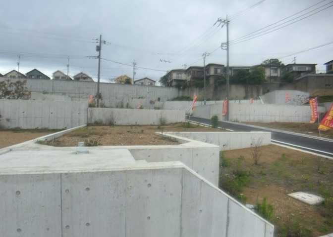 土地購入を検討されている場合、境界杭がない状態で購入してしまうと境界確定測量をする必要があり、費用がかかります。購入の前に、売主、隣土地所有者立ち合いのもと境界を確定し境界杭を設置するのがベストです。