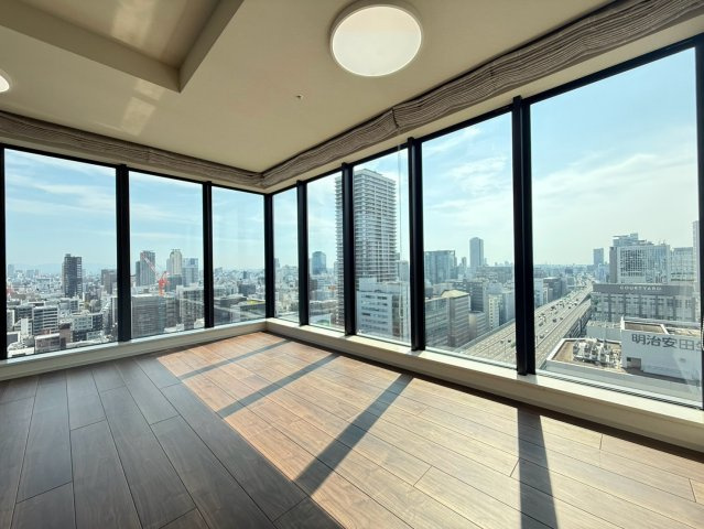 【リビングダイニング】南西角部屋のため、FIX窓からの眺望は見ごたえがあります！