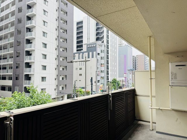 ～広々としている南向きバルコニー　陽当たり良好、洗濯物がよく乾きそうです～